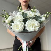 Buchet “Serenity” cu trandafiri și lisianthus